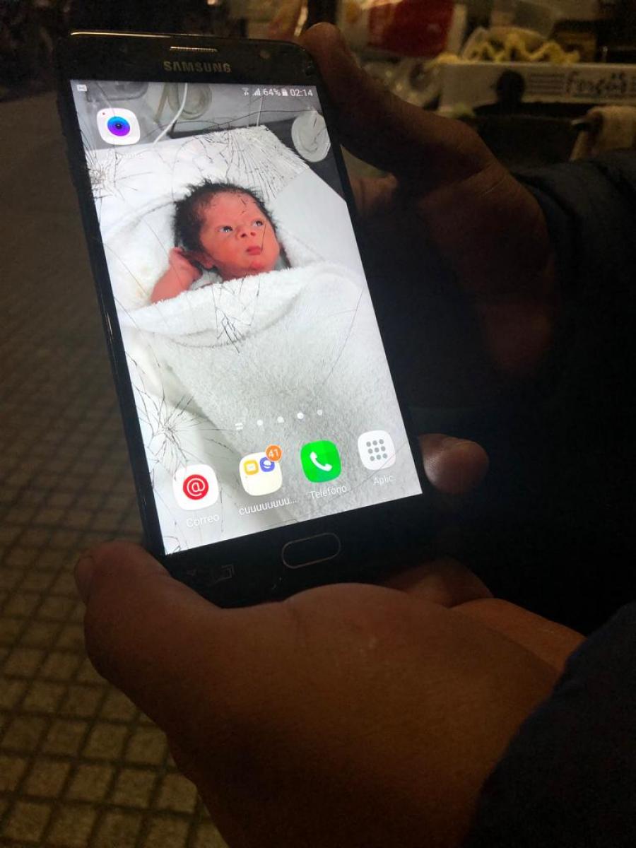 PARA SIEMPRE. La imagen de Benicio embellece la pantalla del celular de Alexis.
