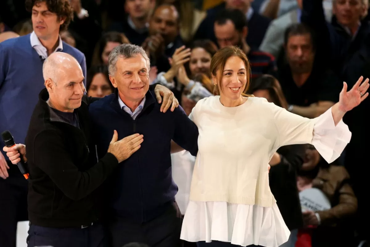 ANTES DE LAS PASO. Rodríguez Larreta, Macri y Vidal se abrazan el 6 de agosto. Ahora, cada uno lleva adelante su plan proselitista por separado.