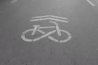 Ciclistas en la ciudad: invisibles y vulnerables, pero también transgresores