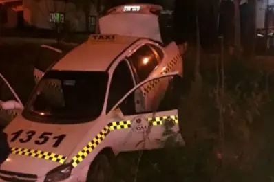 Se robaron un taxi y terminaron estrellados al intentar huir de la Policía