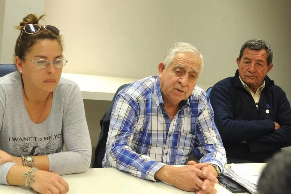 EN EL LÍMITE. Verónica Mateucci, Hugo Costilla y Celso González desgranaron el momento angustiante que viven los agricultores del sur tucumano. la gaceta / foto de hÉctor peralta