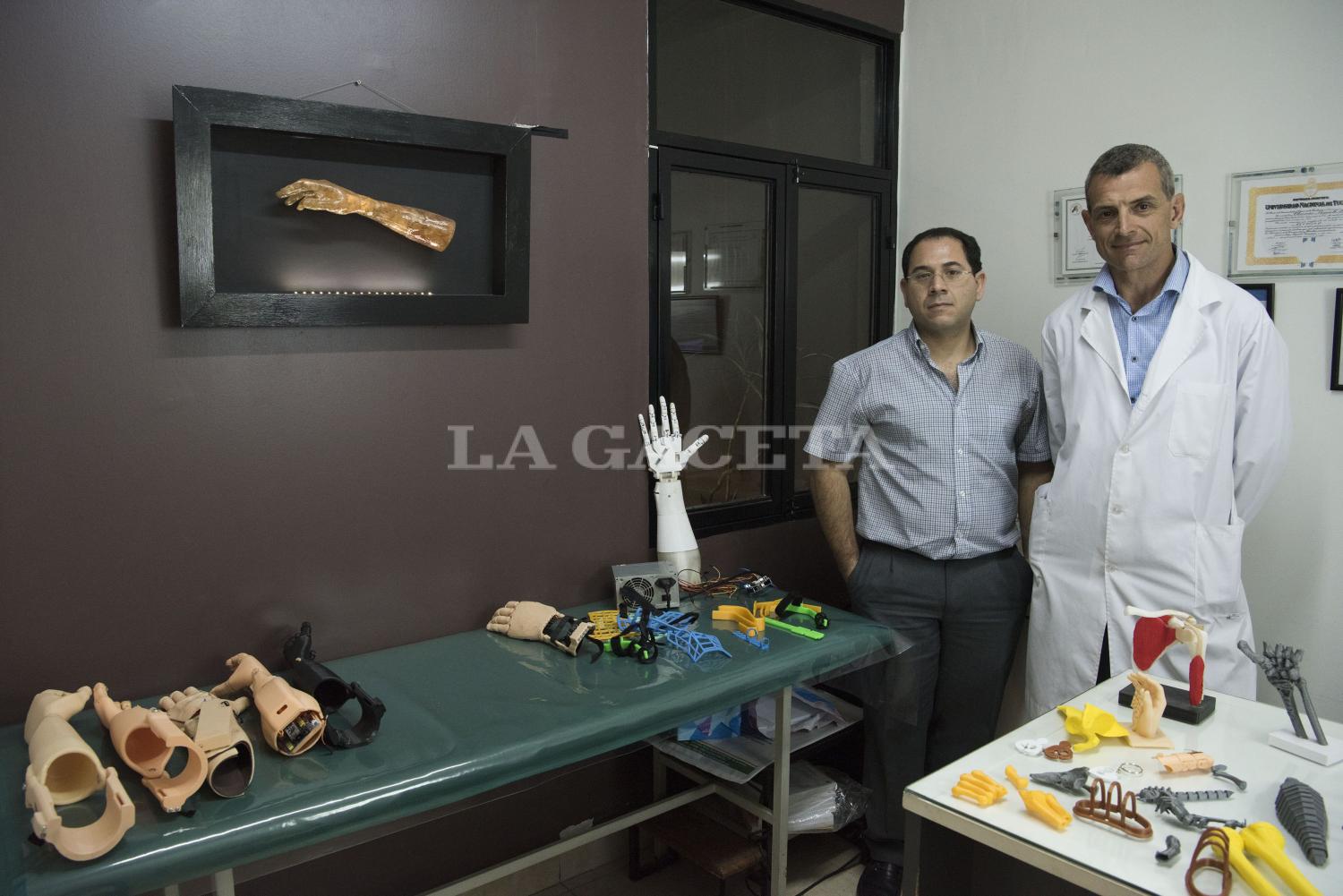 Lucas Dilascio y Claudio Brahim, dos cirujanos que aprendieron a imprimir en 3D con fines medicinales.