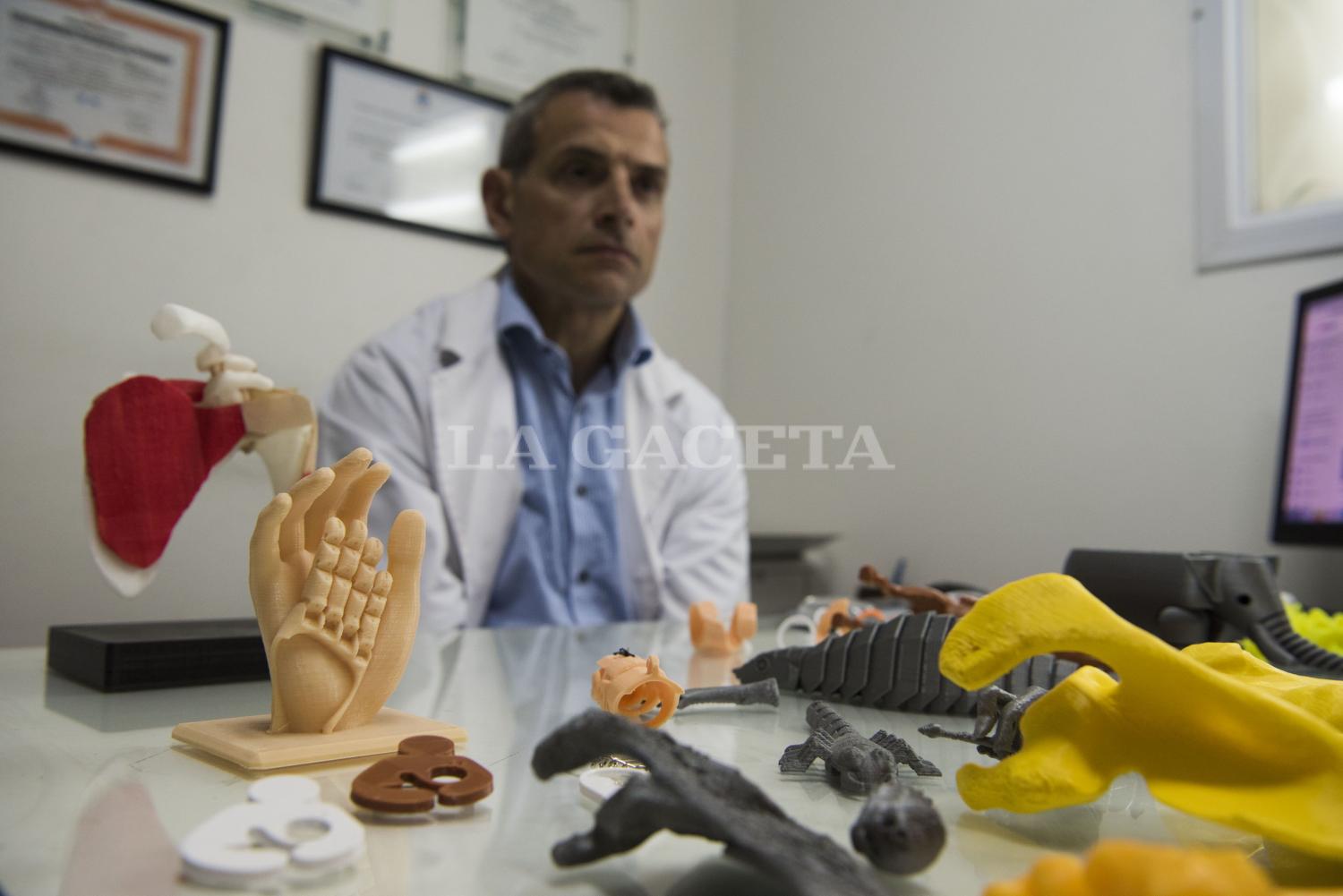 Trabajar sí, pero también jugar. Brahim usa la impresión 3D no solamente en la medicina, sino también para crear juguetes y todo tipo de objetos. Es como tener una fábrica en tu casa, dice el médico.