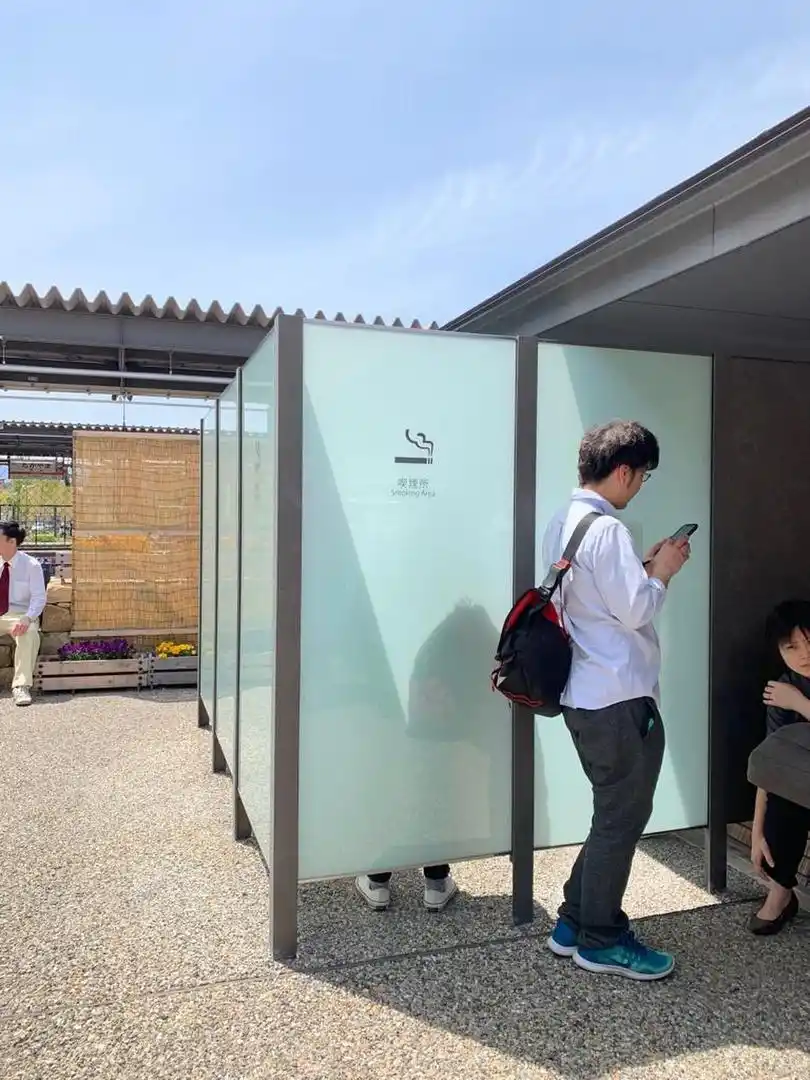 FUMADORES. Por ley, está prohibido fumar en la calle. Para eso existen cabinas específicas.  