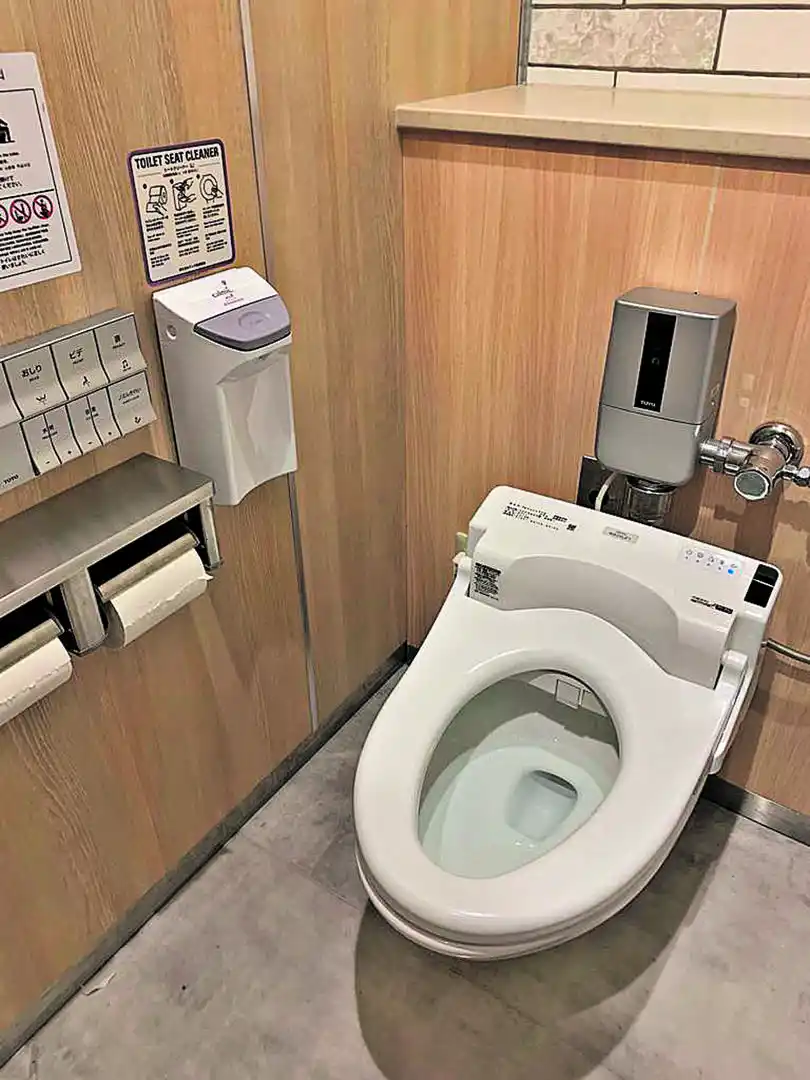 BAÑOS. En las casas existen inodoros con botones para poner música o mantener la tabla caliente. LA GACETA / FOTO DE ana daneri