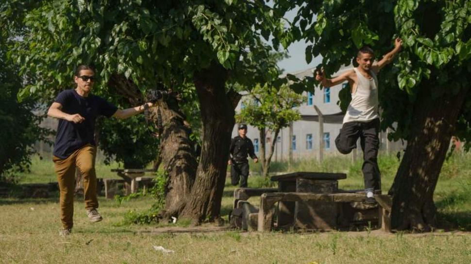 ESCAPE. Escena del documental donde Bazán Frías intenta fugarse. 