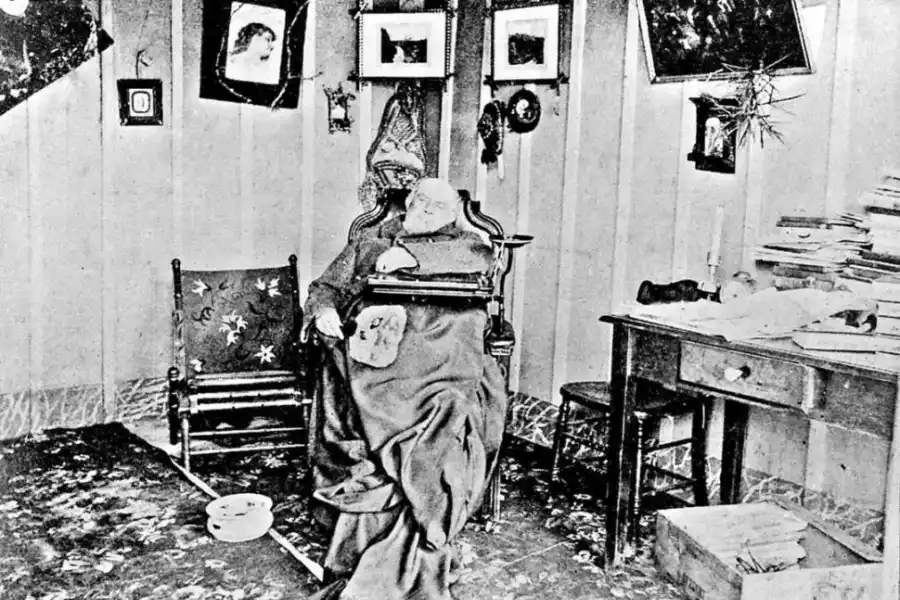 SENTADO. El cadáver fue vestido y colocado en el sillón para tomar esta imagen, donde Sarmiento parece dormitar.