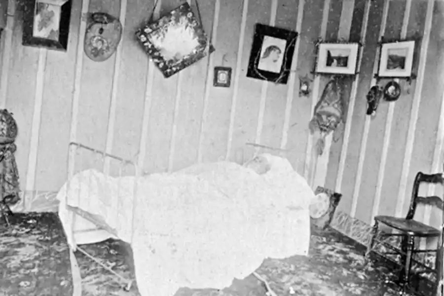 DESPUÉS DE EXPIRAR. Borrosa y poco conocida foto donde Sarmiento yace muerto en su catre de hierro.