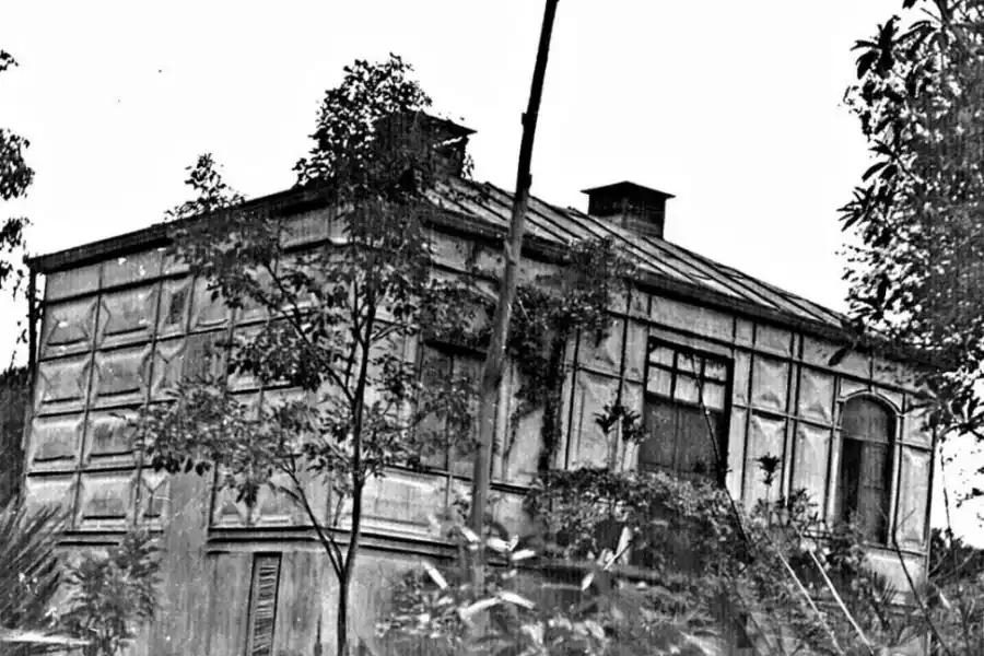 LA CASA “ISOTÉRMICA”. Prefabricada norteamericana que Sarmiento empezó a levantar en Asunción y que nunca llegaría a habitar.