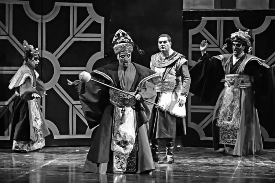 PING. Detrás de la máscara está el barítono tucumano Gustavo Ahualli. 