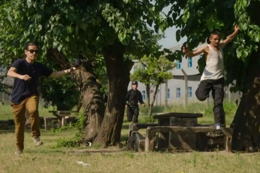 ESCAPE. Escena del documental donde Bazán Frías intenta fugarse. 