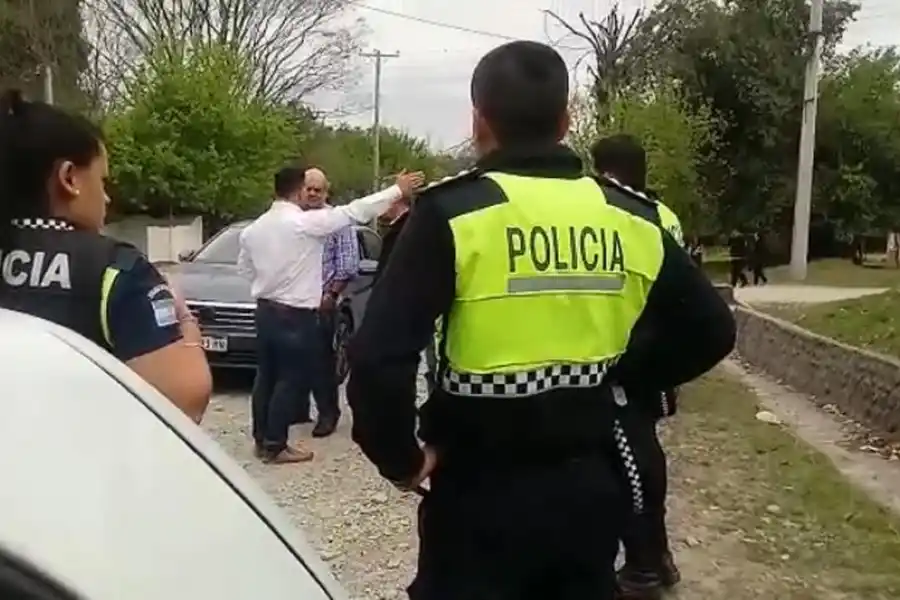 MOMENTO. Discusión entre el funcionario Saab y el abogado de la familia que ocupa el terreno en conflicto.  