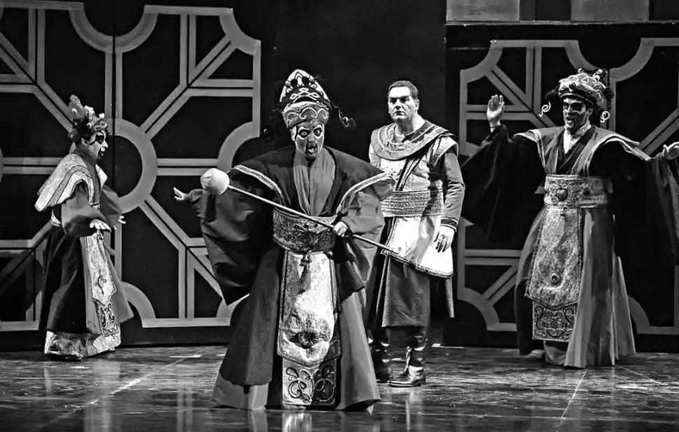 PING. Detrás de la máscara está el barítono tucumano Gustavo Ahualli. 