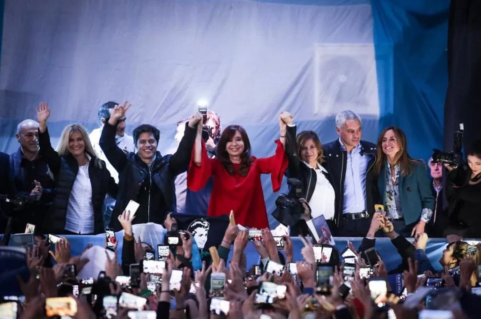 “VAMOS A VOLVER”. Cristina levanta los brazos a Áxel Kicillof y a Florencia Saintout, referentes kirchneristas. twitter @CFKArgentina