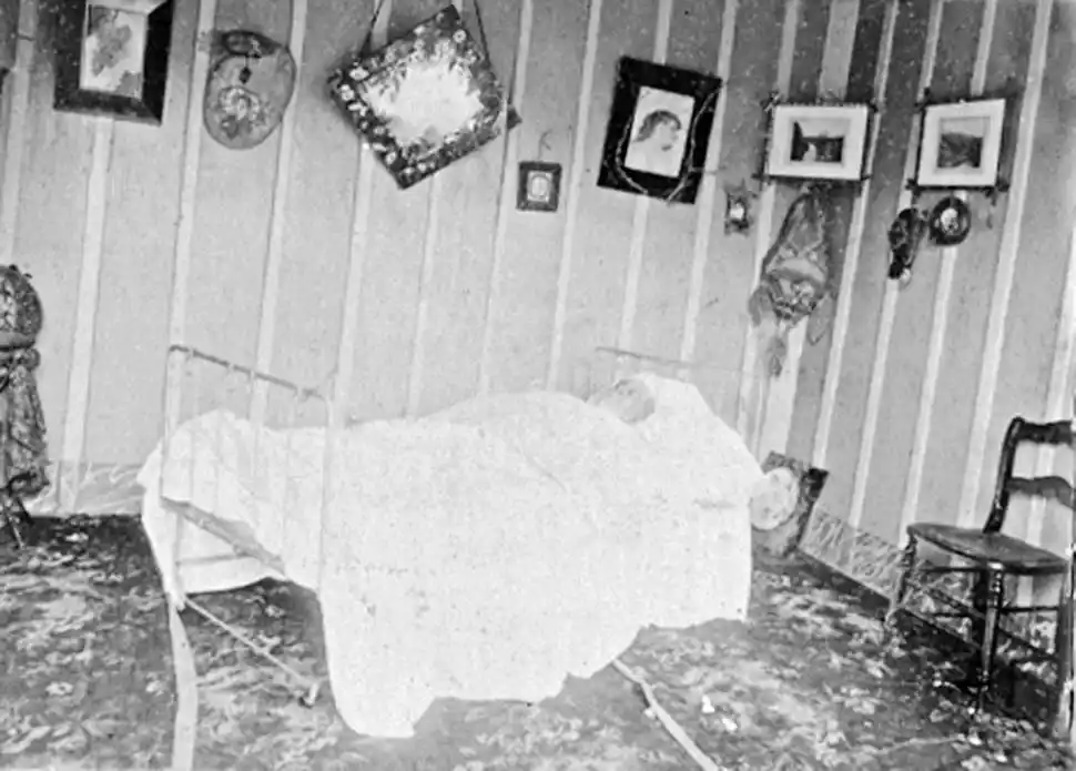 DESPUÉS DE EXPIRAR. Borrosa y poco conocida foto donde Sarmiento yace muerto en su catre de hierro.