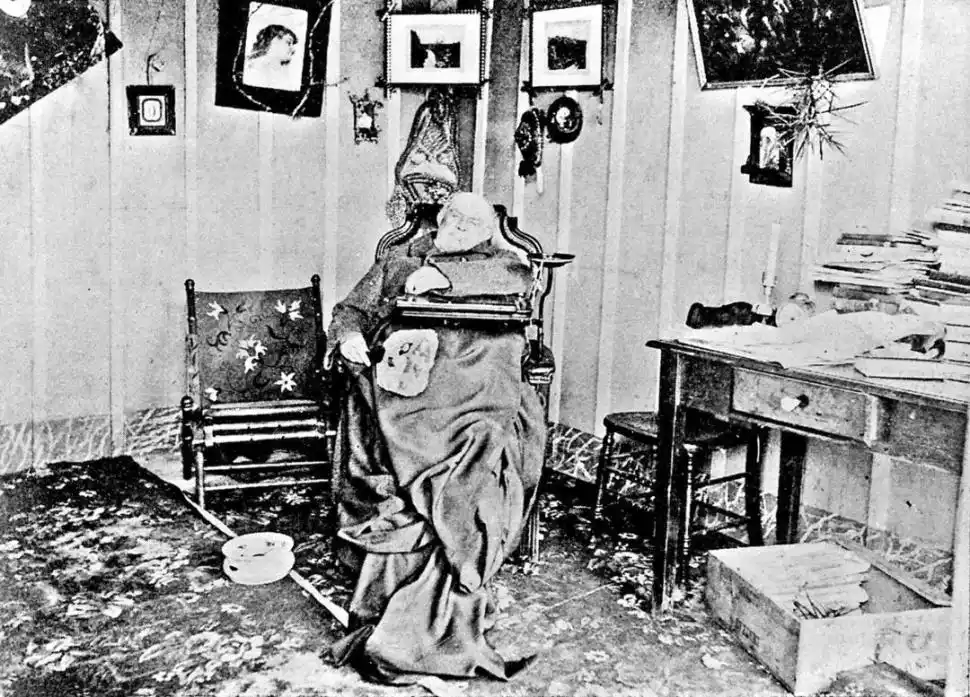 SENTADO. El cadáver fue vestido y colocado en el sillón para tomar esta imagen, donde Sarmiento parece dormitar.