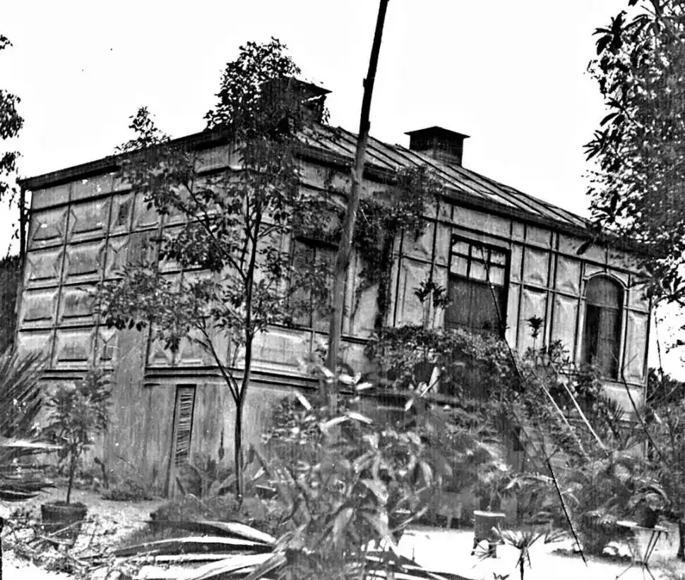 LA CASA “ISOTÉRMICA”. Prefabricada norteamericana que Sarmiento empezó a levantar en Asunción y que nunca llegaría a habitar.