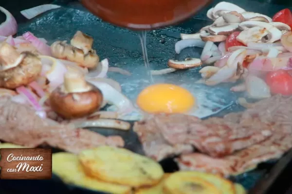 Hoy, en Cocinando con Maxi: bife con champignones frescos a la chapa