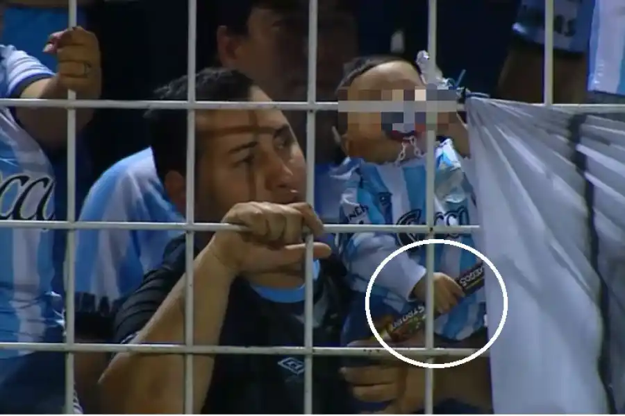 Se quedó dormida en una de las tribunas del Monumental y la imagen se volvió viral