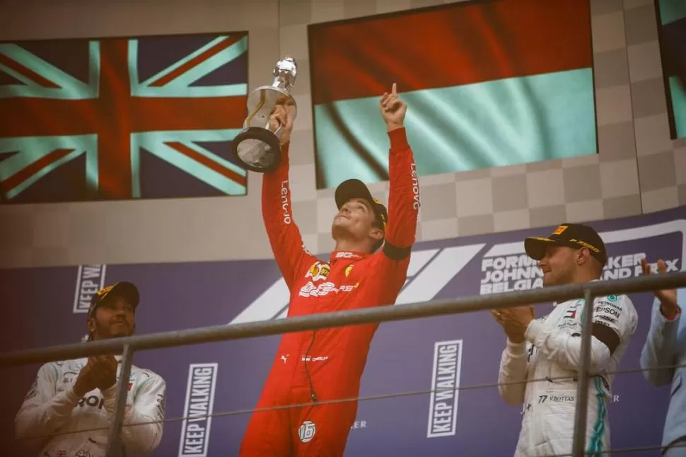 ALTA EMOCIÓN. Charles Leclerc eleva sus brazos al cielo, dedicándole su victoria al fallecido piloto de Fórmula 2. equipo ferrari 