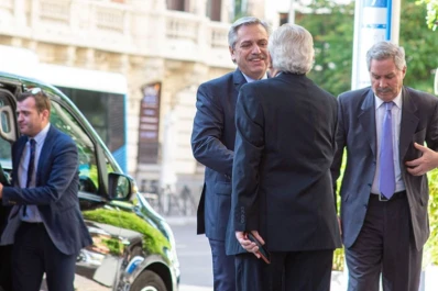 Sin declaraciones y a puertas cerradas, Alberto Fernández inició sus actividades en Madrid