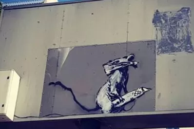 Robaron un grafiti de Banksy de una pared del Pompidou en París