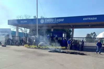 Entre carpas y fogatas, todo es incertidumbre en el acampe de empleados de Luque