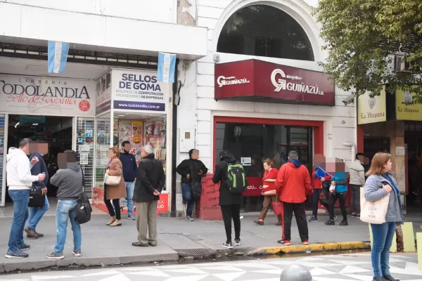 Las restricciones al dólar reflotaron el negocio de los “arbolitos” en Tucumán