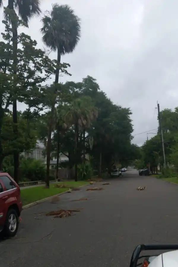 Un tucumano espera al huracán Dorian en el sillón de su casa, en Jacksonville