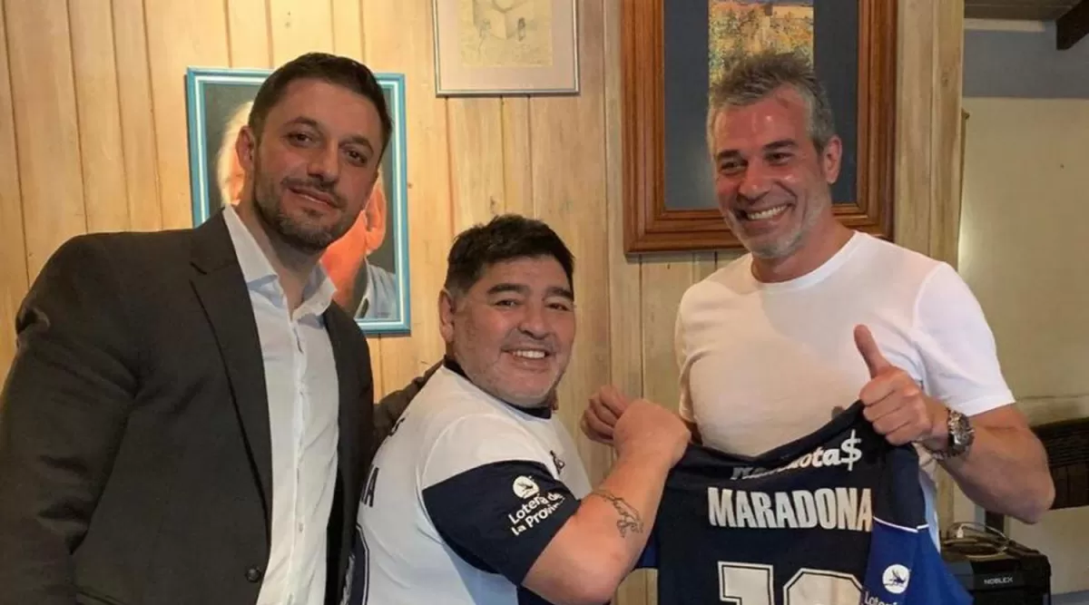 EL ANUNCIO. Morla, abogado de Maradona, informó el acuerdo en su cuenta de Twitter con una foto junto a Gabriel Pellegrino: “Nueva etapa comenzamos”, escribió.  