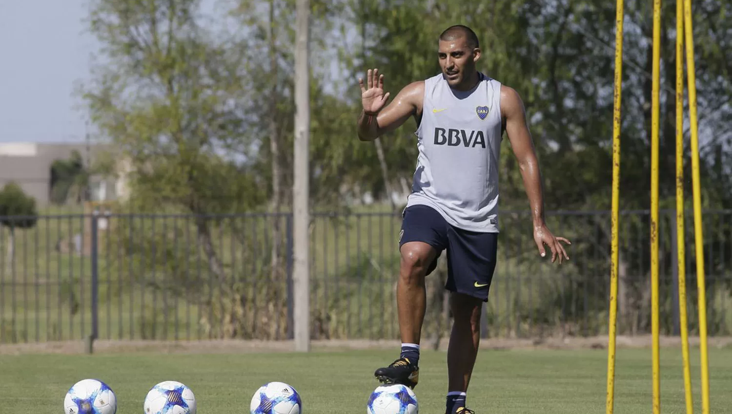 Ramón Ábila se prepara para retornar en el superclásico. (FOTO TOMADA DE TWITTER @BocaJrsOficial)