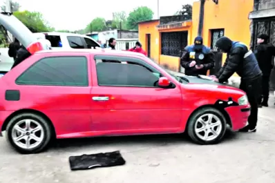 Circulaban en zigzag por la ruta 38: en el auto llevaban droga y dinero