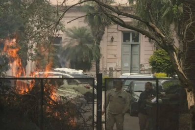 Queman ramas cerca de los cables de alta tensión frente a la vieja Legislatura