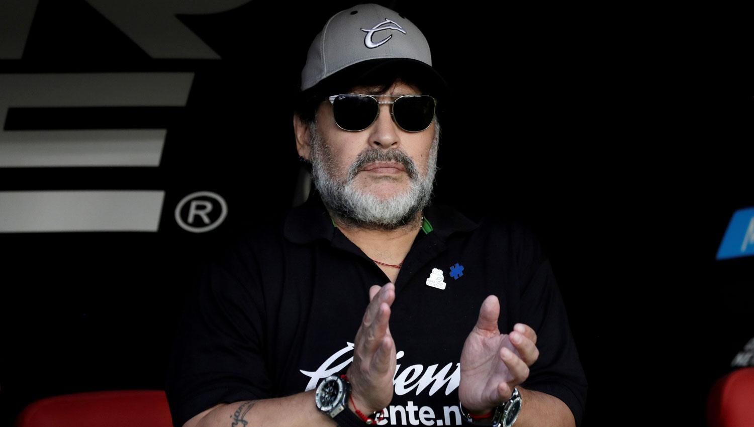 Maradona agarrará un equipo al borde del abismo. REUTERS