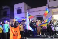 Con una besada protestaron por la supuesta discriminación en un bar de Barrio Sur