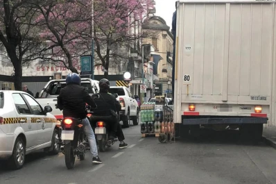 Operarios y conductores en peligro por descargas en pleno centro
