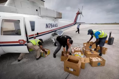 Un chef ofrece comida a las víctimas del huracán Dorian