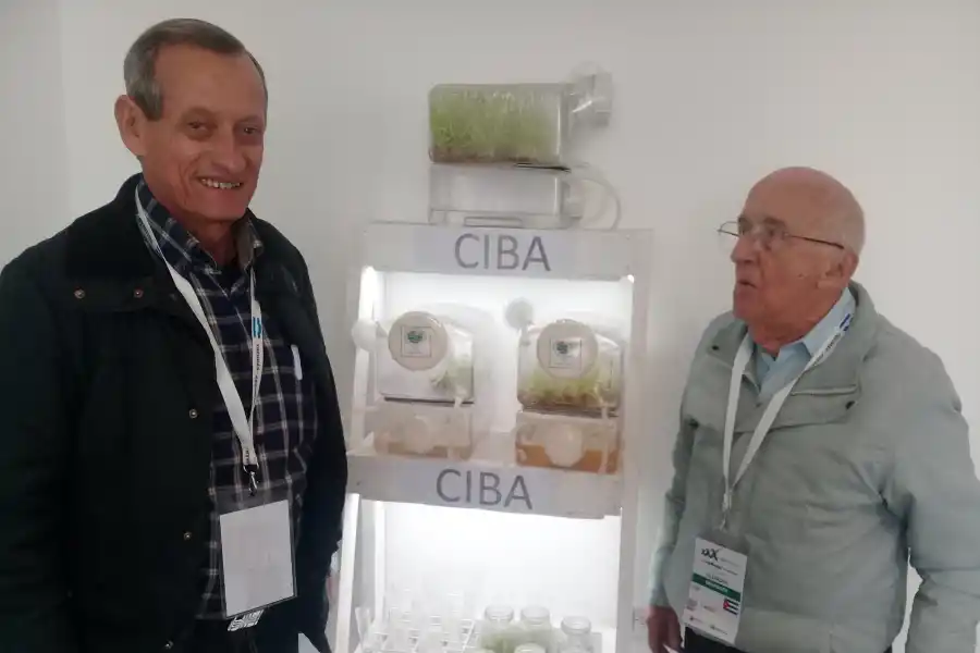 Oscar Almazán del Olmo (derecha).