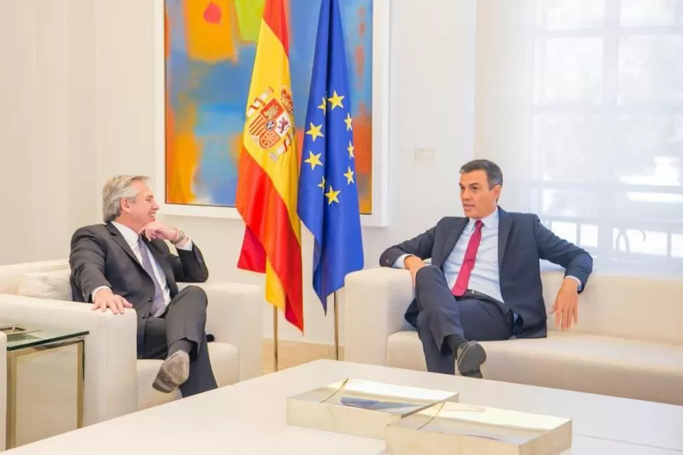 EN MADRID. Fernández visitó al presidente español Pedro Sánchez.  