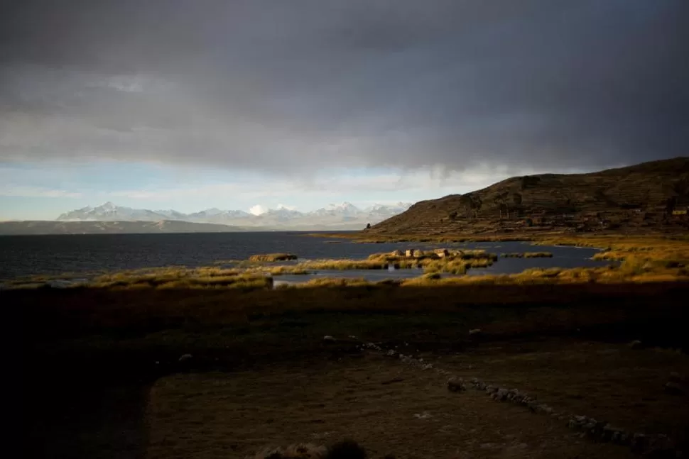 EN PELIGRO. Las casas sobre islas de totoras son las más vulnerables a la destrucción de su ambiente.  FOTOS REUTERS