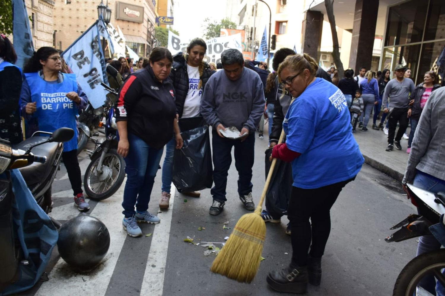 LEVANTARON LA BASURA. Los manifestantes limpiaron la calle al finalizar la protesta.