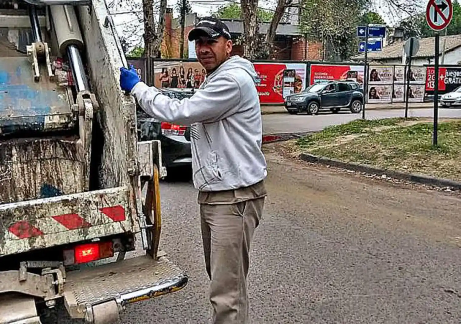 COBRANZAS. Porven se gana el pan de cada día con su moto.