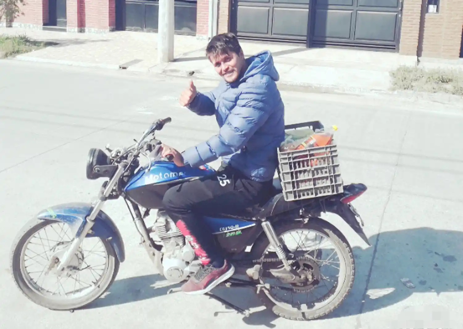 DELIVERY. El delantero “juliano” Edgardo Rojas entrega mercaderías de una despensa. 