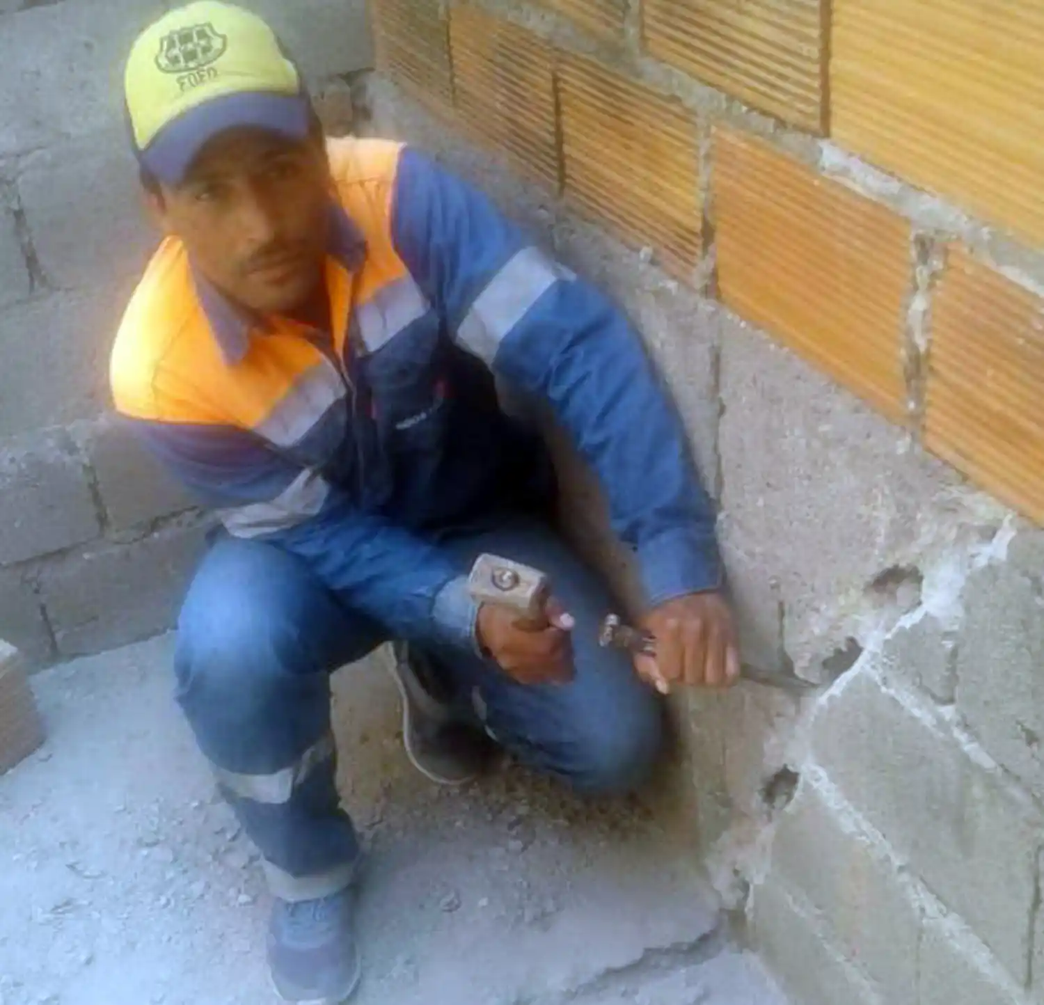 RECOLECTOR. Todas las mañanas, Salazar recoge los residuos en Yerba Buena.