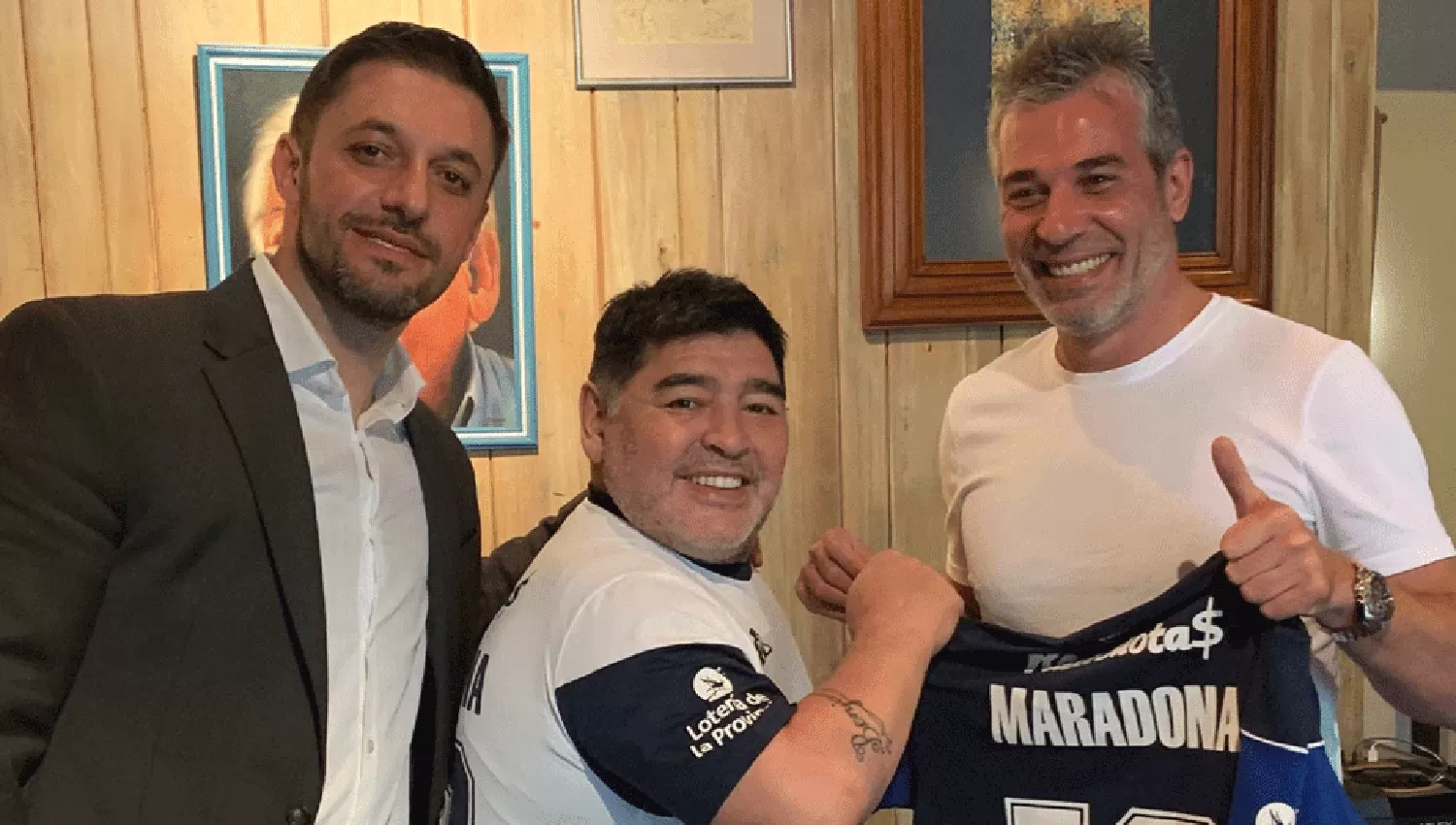 Maradona, junto a Morla y al médico Diego Eyharchet. (FOTO TOMADA DE TWITTER MATÍAS MORLA)