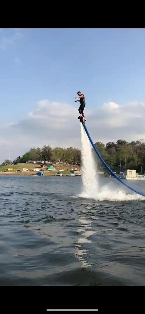 FLYBOARD. Volar es posible sobre el espejo de agua.