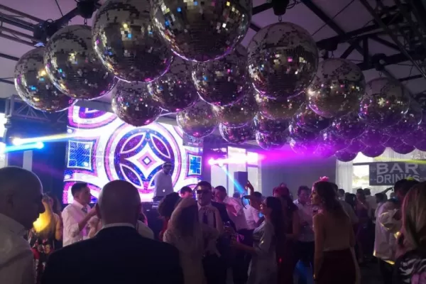 Música y luces: Deheza le pone color y ritmo a tu fiesta