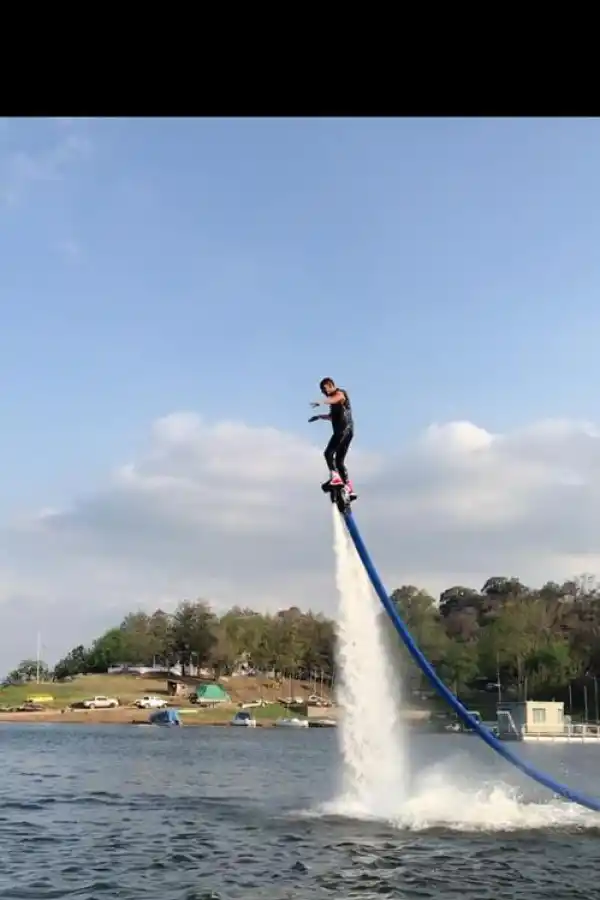 FLYBOARD. Volar es posible sobre el espejo de agua.