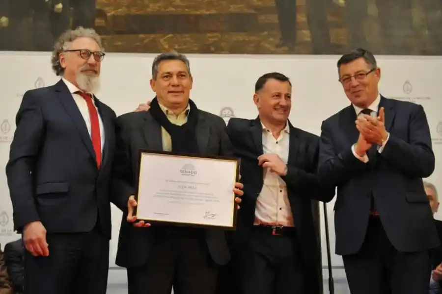 HOMENAJE. Parte del plantel que jugó aquel torneo juvenil en Japón, junto con e técnico César Luis Menotti, fueron distinguidos por el Senado de la Nación, al cumplirse 40 años de haber conseguido el título twitter@Argentina