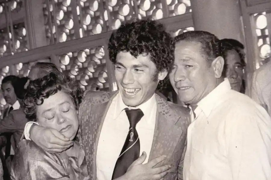 HOMENAJE. Parte del plantel que jugó aquel torneo juvenil en Japón, junto con e técnico César Luis Menotti, fueron distinguidos por el Senado de la Nación, al cumplirse 40 años de haber conseguido el título twitter@Argentina